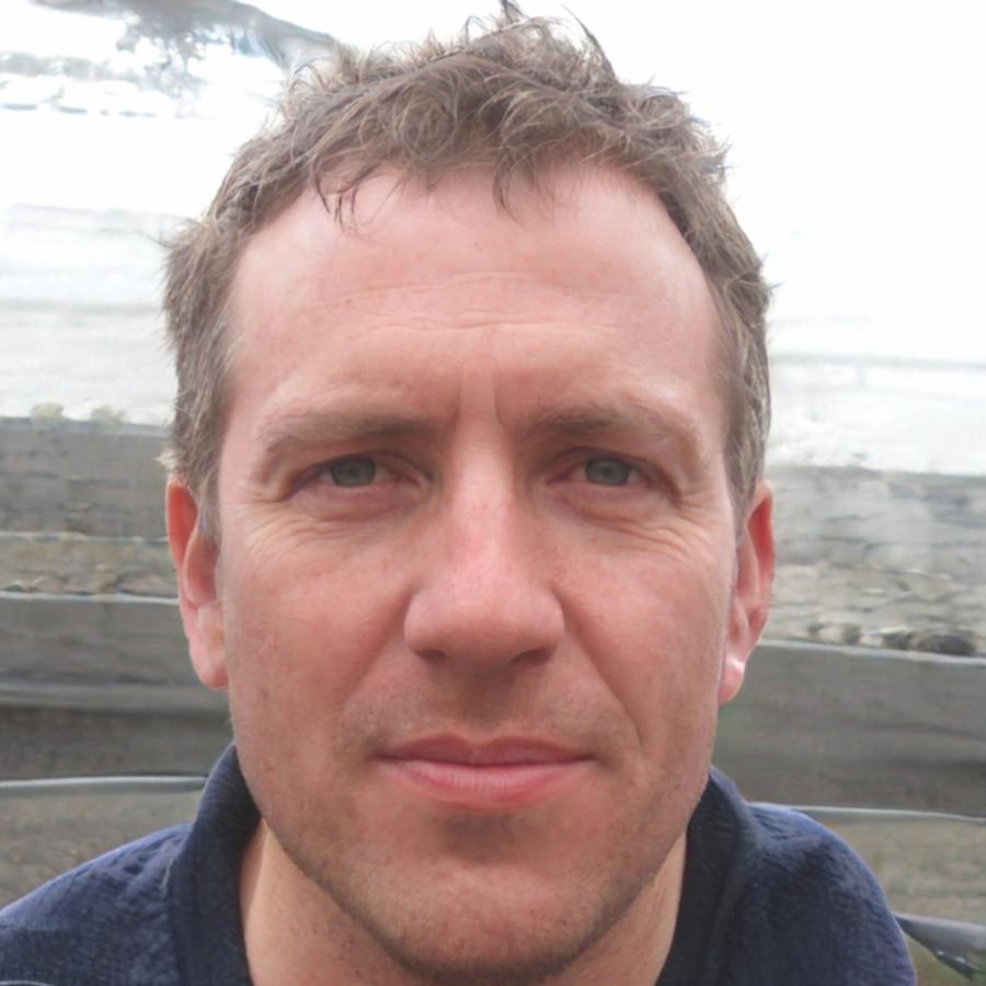 Miguel Hernández, Director Comercial